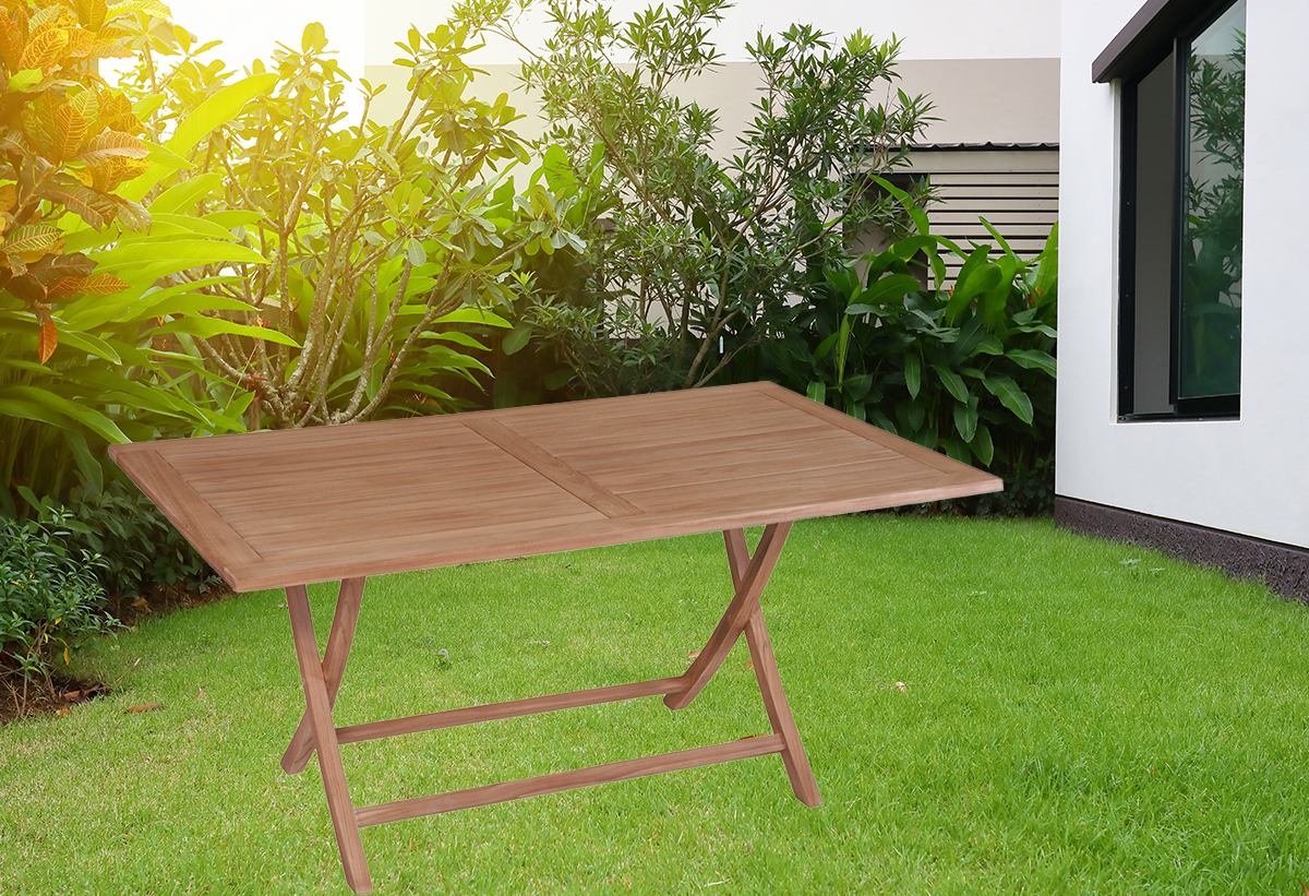 Το τραπέζι τοποθετημένο σε έναν κήπο